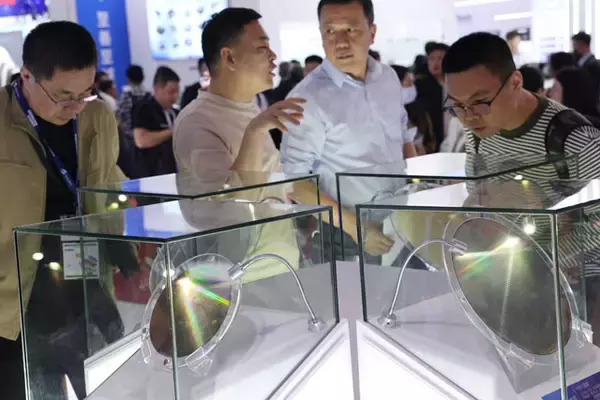 「半導体系インフルエンサー・情ポヨが語る〈半導体業界〉最前線　メモリー大高騰の謎、今年注目の日本企業は？「今年も革ジャン帝国に翻弄されるポヨ!!」」の画像