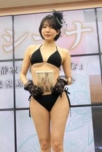 短髪スレンダーなベテラン・辰巳シーナが最新作で"日本一喪服が似合うグラドル"に。