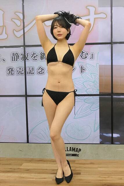 短髪スレンダーなベテラン・辰巳シーナが最新作で"日本一喪服が似合うグラドル"に。