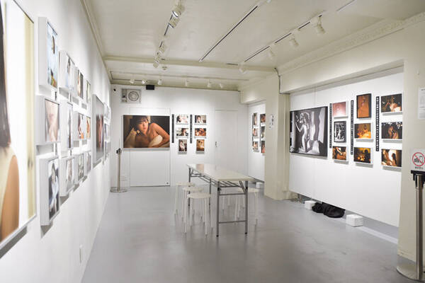 官能短歌 写真展を開催中の脚本家 寺田御子が出演者 繭と語る制作秘話 御子ちゃんって全裸監督みたいだよね って言われてました 22年12月4日 エキサイトニュース