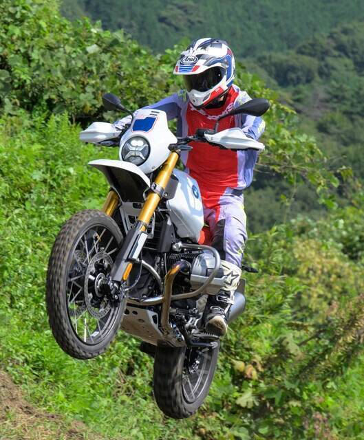 "在庫を持たない"新販売方式で日本市場を席巻中！　新型ラッシュのBMW最新バイクを一気試乗！