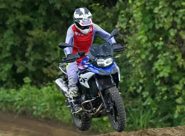 「"在庫を持たない"新販売方式で日本市場を席巻中！　新型ラッシュのBMW最新バイクを一気試乗！」の画像