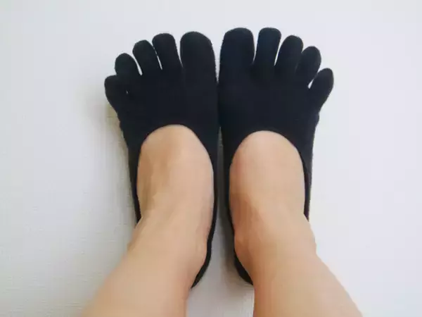 「汗っかき季節に気をつけたい"足裏臭"の基礎知識」の画像
