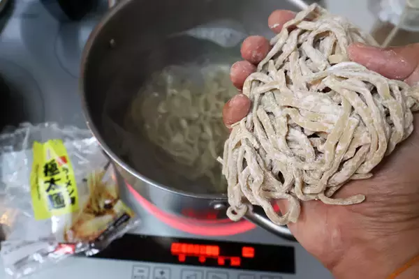 「【ワシワシペヤング】セブンの豚ラーメン用極太麺にペヤングソースを絡める食感ワシワシ系の焼きそば！＜野島慎一郎のバカレシピ＞」の画像