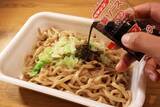 「【ワシワシペヤング】セブンの豚ラーメン用極太麺にペヤングソースを絡める食感ワシワシ系の焼きそば！＜野島慎一郎のバカレシピ＞」の画像5