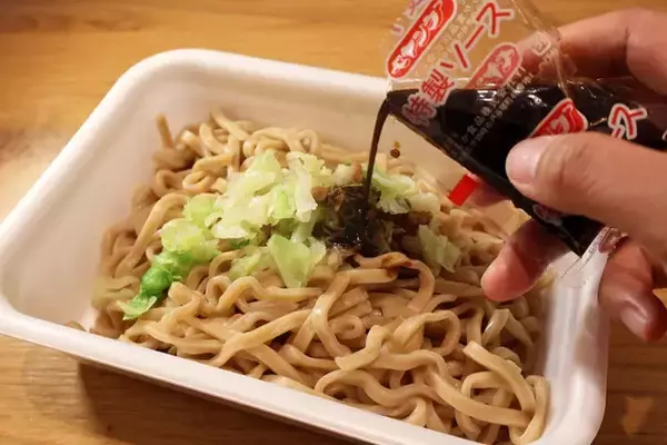「【ワシワシペヤング】セブンの豚ラーメン用極太麺にペヤングソースを絡める食感ワシワシ系の焼きそば！＜野島慎一郎のバカレシピ＞」の画像