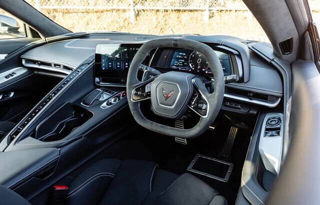 超ド級の6.2リットル・V8を搭載した"ゴリゴリのアメ車"を公道で試す！　「シボレー・コルベットクーペ3LT」は男をたぎらせるのか!?