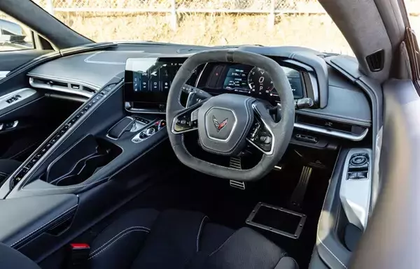 「超ド級の6.2リットル・V8を搭載した"ゴリゴリのアメ車"を公道で試す！　「シボレー・コルベットクーペ3LT」は男をたぎらせるのか!?」の画像