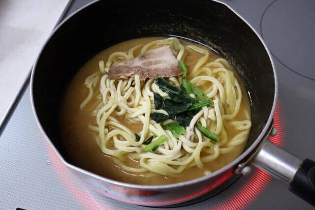 【和え玉油そば】煮干しラーメンの味付き替え玉"和え玉"を油そばで代用！　家系ラーメンに投入で新境地のウマさ！＜野島慎一郎のバカレシピ＞