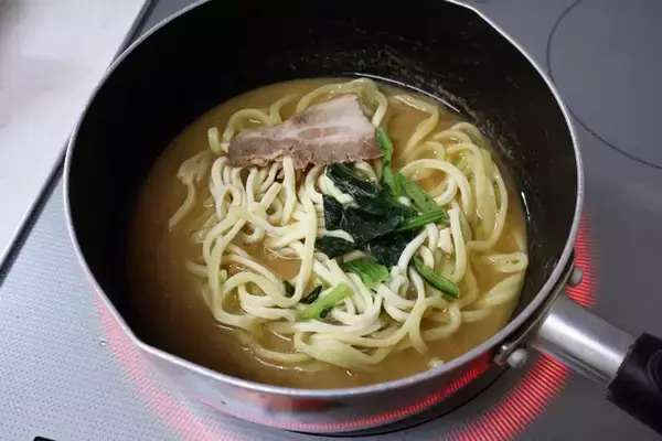 「【和え玉油そば】煮干しラーメンの味付き替え玉"和え玉"を油そばで代用！　家系ラーメンに投入で新境地のウマさ！＜野島慎一郎のバカレシピ＞」の画像