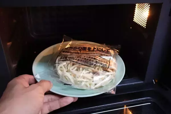 「【和え玉油そば】煮干しラーメンの味付き替え玉"和え玉"を油そばで代用！　家系ラーメンに投入で新境地のウマさ！＜野島慎一郎のバカレシピ＞」の画像