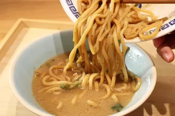 「【和え玉油そば】煮干しラーメンの味付き替え玉"和え玉"を油そばで代用！　家系ラーメンに投入で新境地のウマさ！＜野島慎一郎のバカレシピ＞」の画像