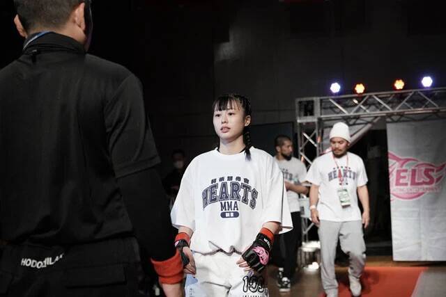 レスリング→ギャル→MMAへ転身!?  注目の美人MMAファイター・大井すずはアイドルとラーメンに夢中!?【後編】