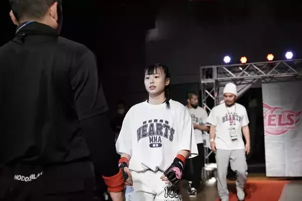 「レスリング→ギャル→MMAへ転身!?  注目の美人MMAファイター・大井すずはアイドルとラーメンに夢中!?【後編】」の画像