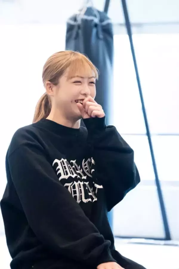 「レスリング→ギャル→MMAへ転身!?  注目の美人MMAファイター・大井すずはアイドルとラーメンに夢中!?【後編】」の画像