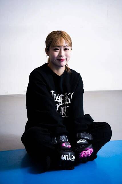 レスリング→ギャル→MMAへ転身!?  注目の美人MMAファイター・大井すずはアイドルとラーメンに夢中!?【後編】