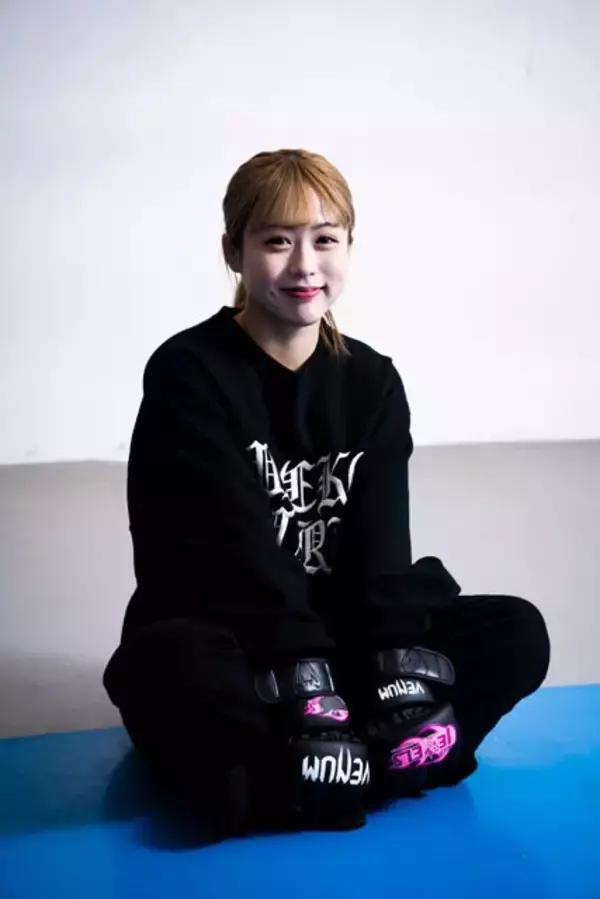 「レスリング→ギャル→MMAへ転身!?  注目の美人MMAファイター・大井すずはアイドルとラーメンに夢中!?【後編】」の画像