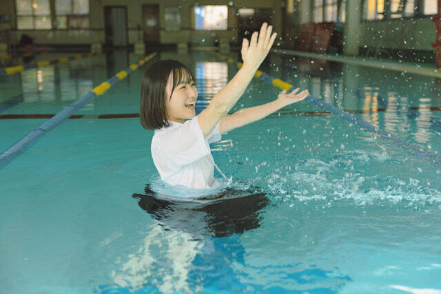 「イキヅライブ！ LOVELIVE! BLUEBIRD」で麻布麻衣役の声優を務める遠藤璃菜が初のデジタル写真集を発売！「撮影で制服を着て、1日だけJKに戻れた気がして楽しかったです！」