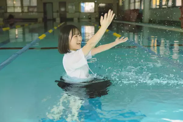 「「イキヅライブ！ LOVELIVE! BLUEBIRD」で麻布麻衣役の声優を務める遠藤璃菜が初のデジタル写真集を発売！「撮影で制服を着て、1日だけJKに戻れた気がして楽しかったです！」」の画像