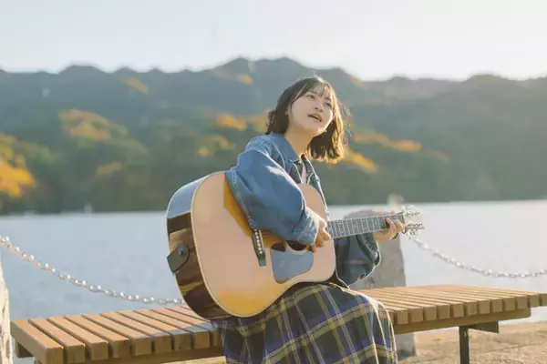 「「イキヅライブ！ LOVELIVE! BLUEBIRD」で麻布麻衣役の声優を務める遠藤璃菜が初のデジタル写真集を発売！「撮影で制服を着て、1日だけJKに戻れた気がして楽しかったです！」」の画像