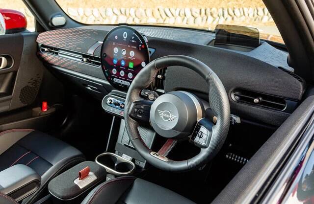 日本で愛され続けて10年。新たなトップ輸入モデルを公道取材！　ミニ ジョンクーパーワークス"究極のゴーカート感"にドハマり！