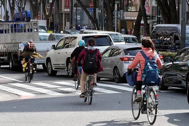 四輪ドライバーから大ブーイング！「車道のチャリをどうにかしてくれ！」