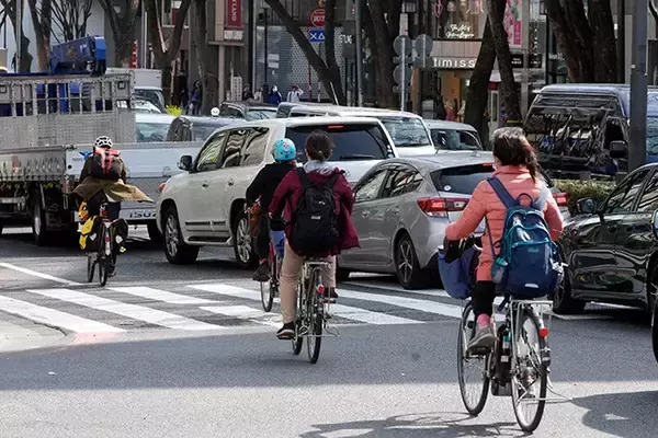 「四輪ドライバーから大ブーイング！「車道のチャリをどうにかしてくれ！」」の画像