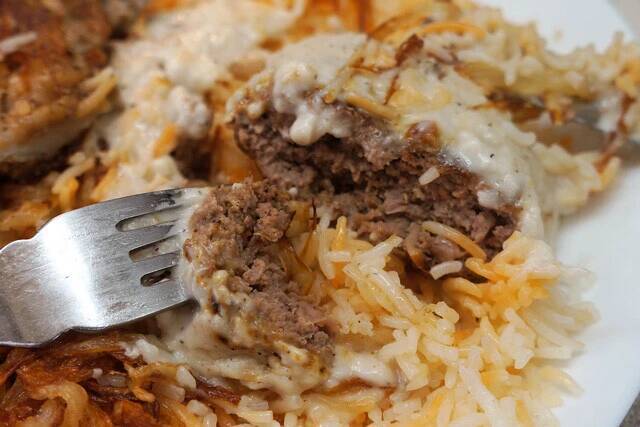 【ライスカブサ】カウンターのみの狭小店で食べるサウジアラビア料理のプレートが驚きの美味しさだった：パリッコ『今週のハマりめし』第240回