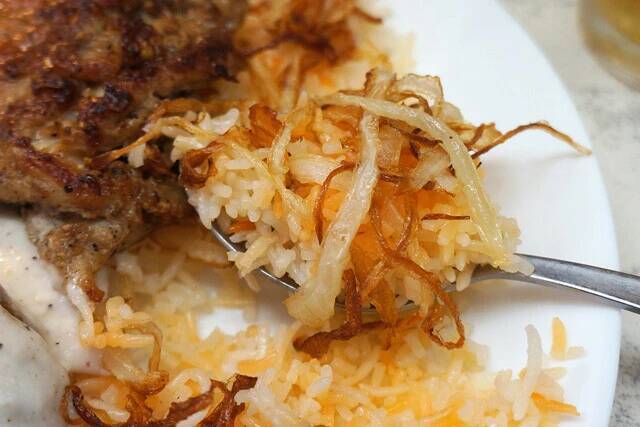 【ライスカブサ】カウンターのみの狭小店で食べるサウジアラビア料理のプレートが驚きの美味しさだった：パリッコ『今週のハマりめし』第240回