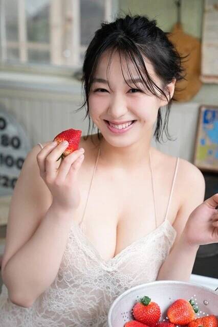 柔らかそうな白い肌、実は食いしん坊、癒しの笑顔にキュン。髙野真央の2025年がスゴすぎた！【週プレ グラジャパ！】