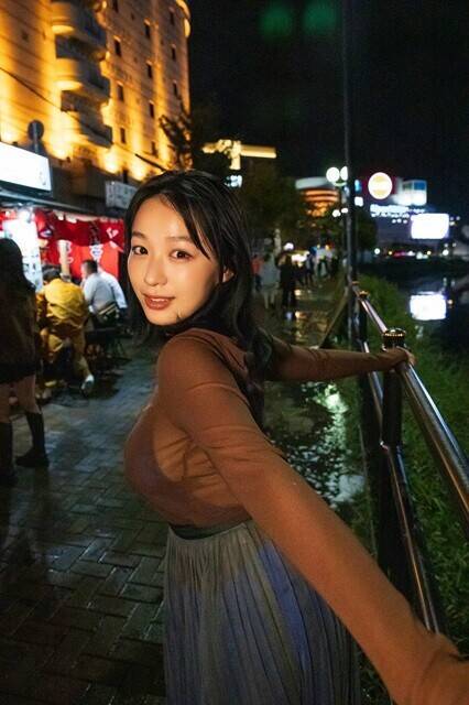 柔らかそうな白い肌、実は食いしん坊、癒しの笑顔にキュン。髙野真央の2025年がスゴすぎた！【週プレ グラジャパ！】