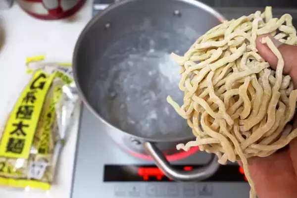 「【オールスターカップ焼きそば】連載300回記念！　人気カップ焼きそばの素材を集結させ究極のカップ焼きそばが大完成！＜野島慎一郎のバカレシピ＞」の画像