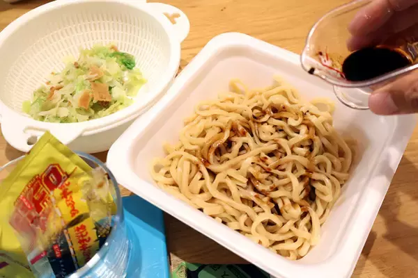 「【オールスターカップ焼きそば】連載300回記念！　人気カップ焼きそばの素材を集結させ究極のカップ焼きそばが大完成！＜野島慎一郎のバカレシピ＞」の画像