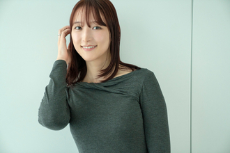 美人すぎるラジオDJとして話題を呼んだタレント・山崎あみが語る初グラビアの記憶「自分の脚がセクシーだという感覚はなかったけど、そうか、これが武器になるんだなって」