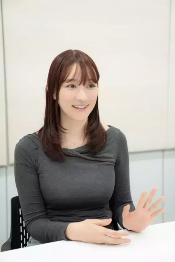 「美人すぎるラジオDJとして話題を呼んだタレント・山崎あみが語る初グラビアの記憶「自分の脚がセクシーだという感覚はなかったけど、そうか、これが武器になるんだなって」」の画像
