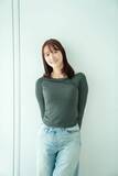 「美人すぎるラジオDJとして話題を呼んだタレント・山崎あみが語る初グラビアの記憶「自分の脚がセクシーだという感覚はなかったけど、そうか、これが武器になるんだなって」」の画像6