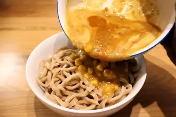 「【豚ラーメン用極太麺の激辛カレーまぜそば】セブンで話題の極太生麺と激辛チキンカレーを使って激ウマパワフルまぜそばが大完成！＜野島慎一郎のバカレシピ＞」の画像