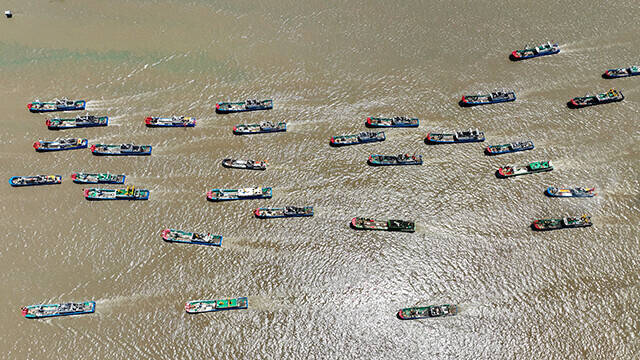 台湾有事を想定した運用実験!?　東シナ海に現れた中国"民間漁船2000隻の壁"が厄介すぎる！