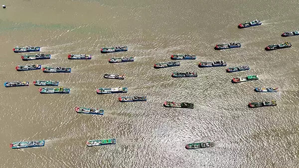 「台湾有事を想定した運用実験!?　東シナ海に現れた中国"民間漁船2000隻の壁"が厄介すぎる！」の画像