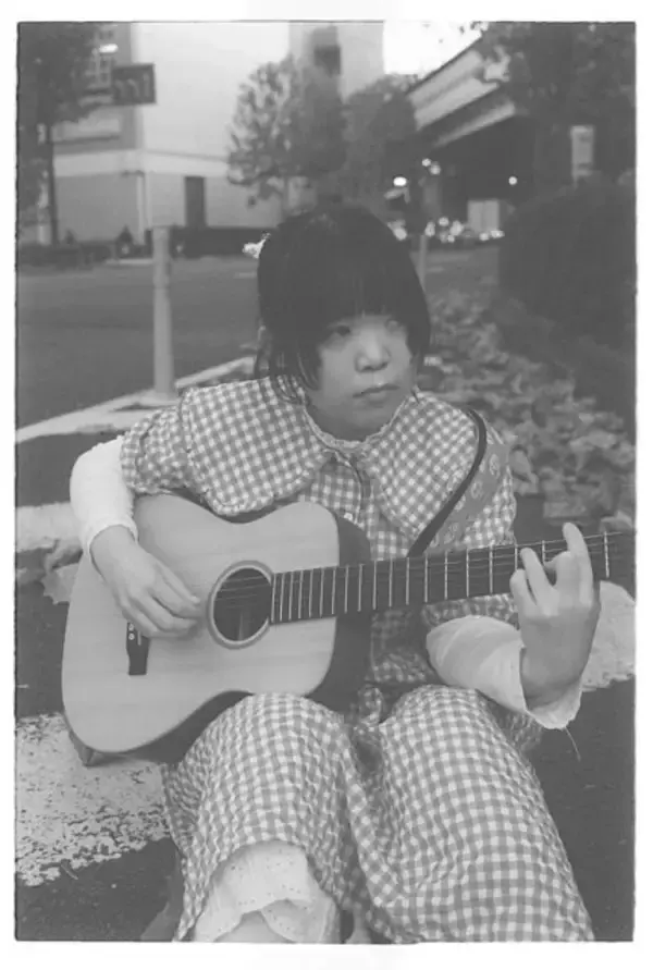 「"令和のたま"の異名を持つソロシンガーはラブホの清掃員!?　2025年最もバズったインディーズアーティスト・古山菜の花「自分がいいと思う音楽を作り続けようという姿勢は、ずっと変わらないです」」の画像