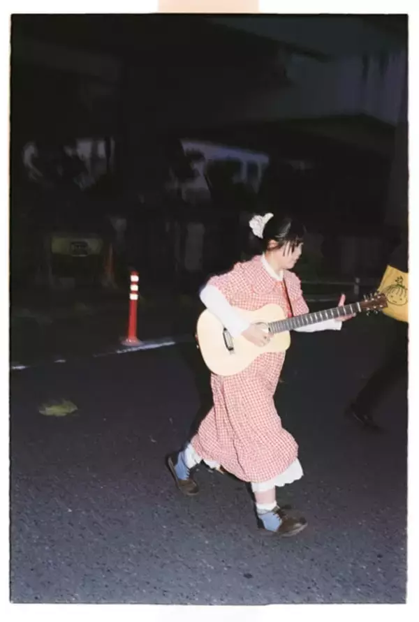 「"令和のたま"の異名を持つソロシンガーはラブホの清掃員!?　2025年最もバズったインディーズアーティスト・古山菜の花「自分がいいと思う音楽を作り続けようという姿勢は、ずっと変わらないです」」の画像