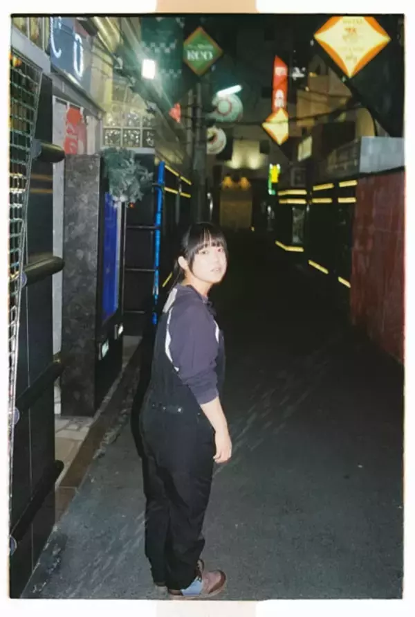 「"令和のたま"の異名を持つソロシンガーはラブホの清掃員!?　2025年最もバズったインディーズアーティスト・古山菜の花「自分がいいと思う音楽を作り続けようという姿勢は、ずっと変わらないです」」の画像