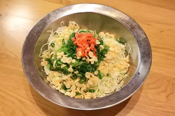 「【唐揚げ粉もんじゃ】小麦粉の代わりに唐揚げ粉を使ったスパイシー系のもんじゃ焼き。おつまみにも最適な酒ドロボーです！＜野島慎一郎のバカレシピ＞」の画像