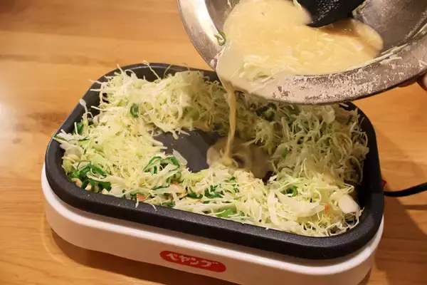 「【唐揚げ粉もんじゃ】小麦粉の代わりに唐揚げ粉を使ったスパイシー系のもんじゃ焼き。おつまみにも最適な酒ドロボーです！＜野島慎一郎のバカレシピ＞」の画像