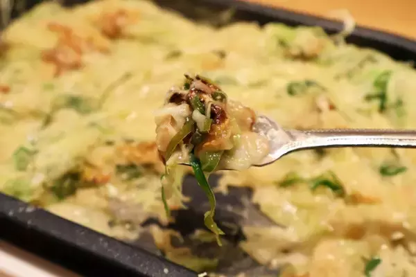「【唐揚げ粉もんじゃ】小麦粉の代わりに唐揚げ粉を使ったスパイシー系のもんじゃ焼き。おつまみにも最適な酒ドロボーです！＜野島慎一郎のバカレシピ＞」の画像
