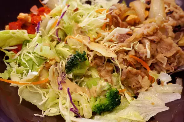 「【お食事サラダ】究極にヘルシーな一食でありがながら酒のつまみとしても優秀すぎる「すき家」のお食事サラダとは!?：パリッコ『今週のハマりめし』第213回」の画像