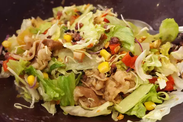 「【お食事サラダ】究極にヘルシーな一食でありがながら酒のつまみとしても優秀すぎる「すき家」のお食事サラダとは!?：パリッコ『今週のハマりめし』第213回」の画像