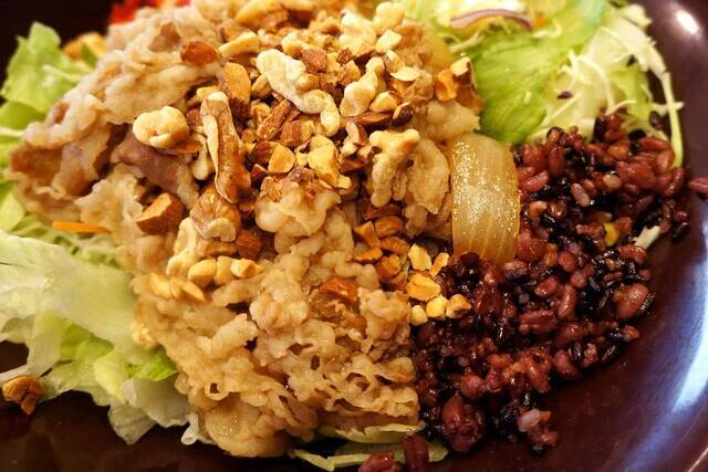 【お食事サラダ】究極にヘルシーな一食でありがながら酒のつまみとしても優秀すぎる「すき家」のお食事サラダとは!?：パリッコ『今週のハマりめし』第213回