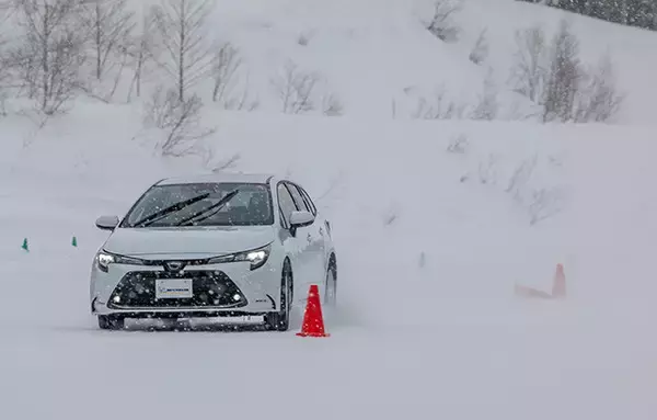 「極寒の北海道で試す！　超最新「オールシーズンタイヤ」実力リポート」の画像