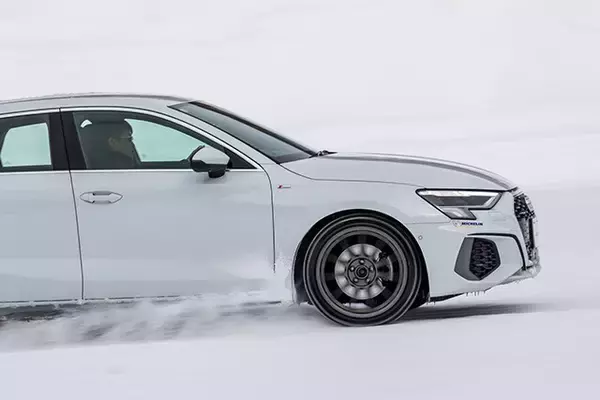 「極寒の北海道で試す！　超最新「オールシーズンタイヤ」実力リポート」の画像